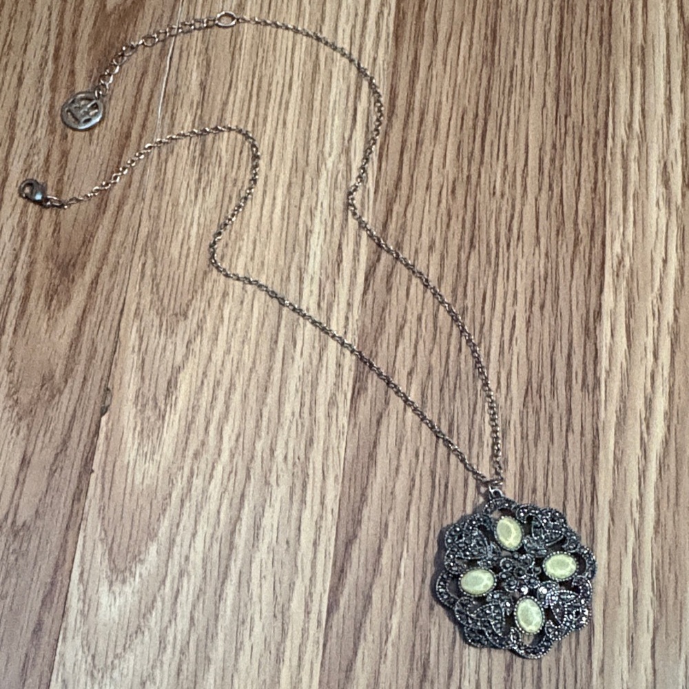 CROWN TRIFARI VINTAGE LIGHT GREEN RHINESTONE AND PAVE PENDANT 16-19" NECKLACE